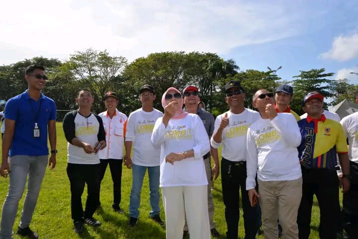 Bupati Barito Kuala (Batola) Hj. Noormiliyani AS membuka langsung lomba yang digelar di lapangan 5 Desember Marabahan, Jum’at (5/8).