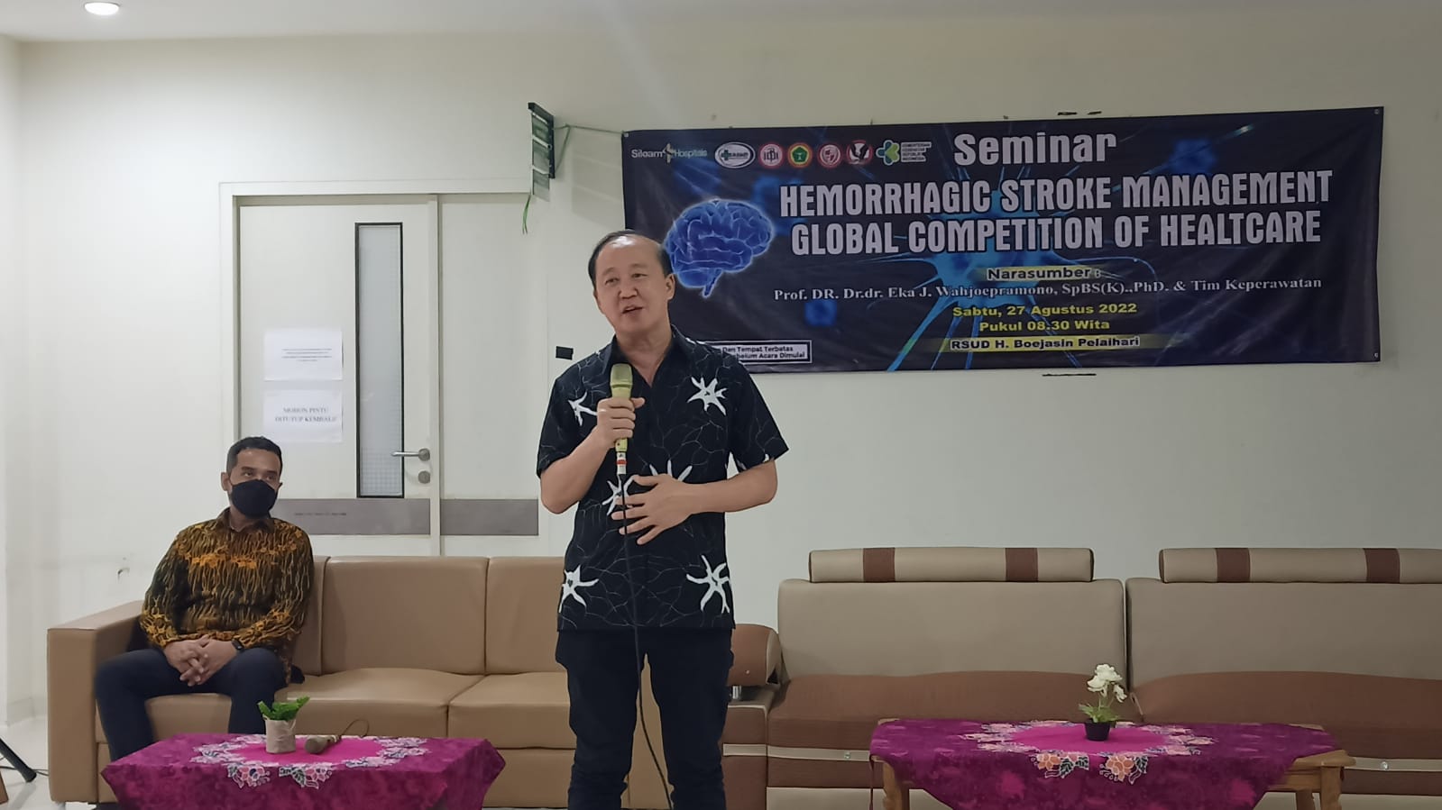 Prof. DR. Dr. dr. Eka J. Wahjoepramono, Sp. BS ( K), Ph.D. saat menjadi narasumber seminar di RS Hadji Boejasin (RSHB)Pelaihari, Sabtu (27/8).