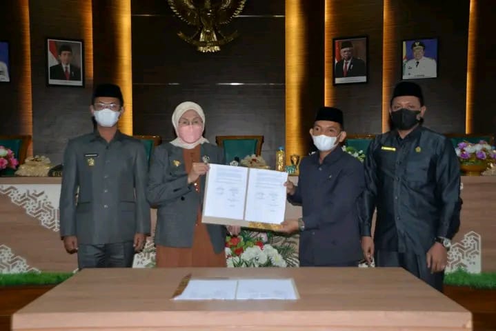 Persetujuan berita acara antara Bupati Hj Noormiliyani AS didampingi Wakil Bupati H Rahmadian Noor bersama Ketua DPRD Saleh dan Wakil Ketua Agung Purnomo