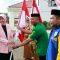 Bupati Hj Noormiliyani AS bagikan 7.777 bendera merah putih secara simbolis yang diserahkan pada organisasi kepemudaan, camat, dan lurah, Senin (08/08/2022).
