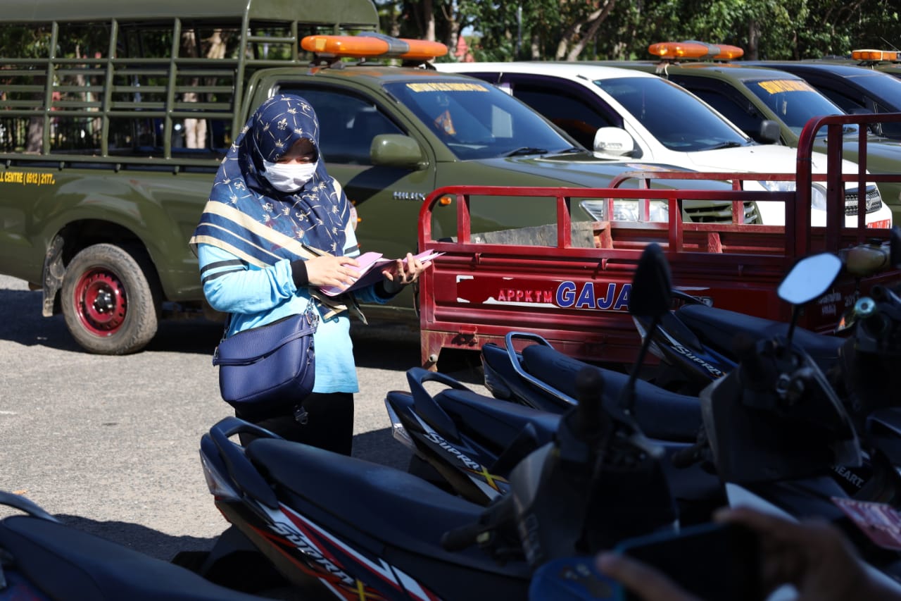 Petugas Sedang Melakukan Pengecekan Barang Milik Daerah (BMD) Tanah Laut.