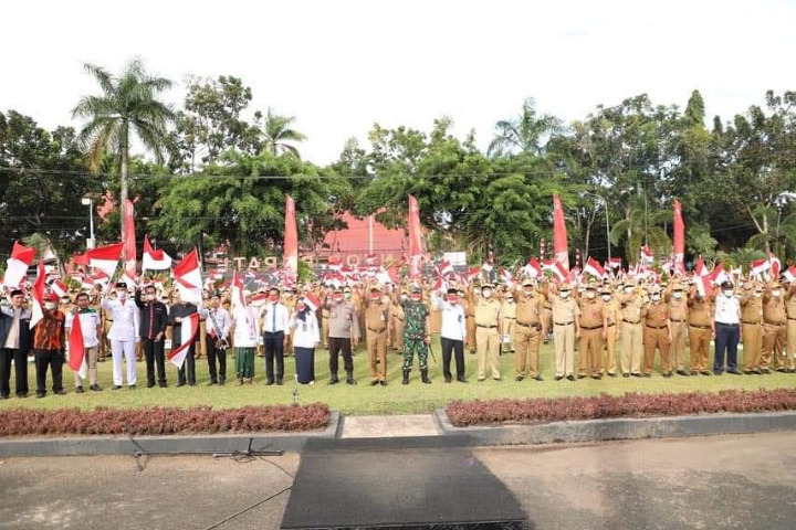 Photo dokumen Prokopim /Pengibaran bendera merah putih oleh ASN Tala didepan Kantor Bupati.