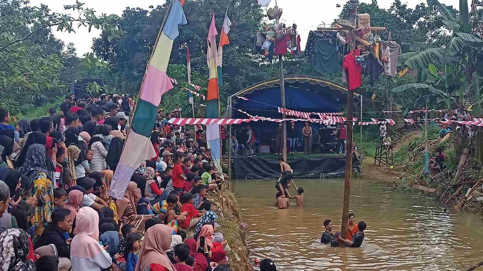 Suasana Panjat pinang di Teluk Baru Kelurahan Pelaihari, Kabupaten Tanah Laut,