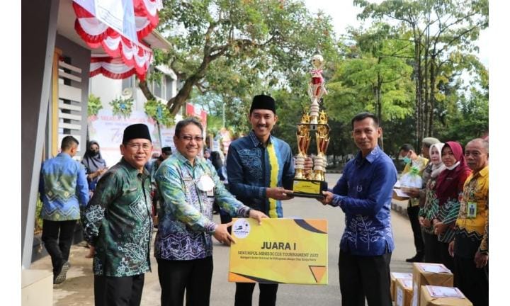 Usai apel dilakukan penyerahan bingkisan pemenang lomba tarik tambang, terompah bercerita/bertutur serta lomba literasi keluarga dengan mendongeng oleh Bupati Banjar kepada para pemenang. Selain itu juga ada penyerahan manfaat BPJS Ketenagakerjaan bagi non ASN di Kabupaten Banjar.