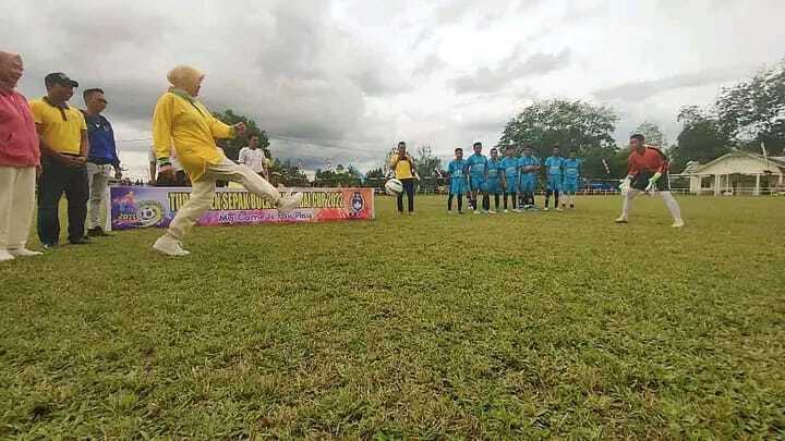 Acara Pembukaan Barambai Cup 2022 ini ditandai penandangan bola pertama oleh Bupati Hj Noormiliyani.