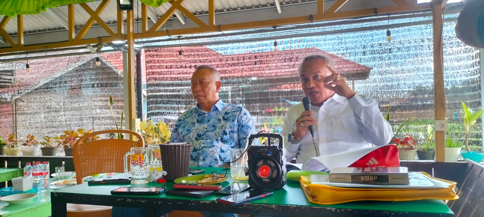 Owner PT BTG Bambang Tri Gunadi dan Kuasa Hukumnya Sinar Bintang Aritonang saat jumpa pers.