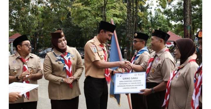 Bupati yang juga sebagai Ketua Majelis Pembimbing Cabang Gerakan Pramuka Banjar H Saidi Mansyur melepas resmi kontingen Jambore Nasional XI Jakarta Tahun 2022 sekaligus membagikan bendera Gerakan Pembagian 10 Juta Bendera Merah Putih dialaman Kantor Bupati Banjar Martapura, Selasa (9/8/2022) pagi.