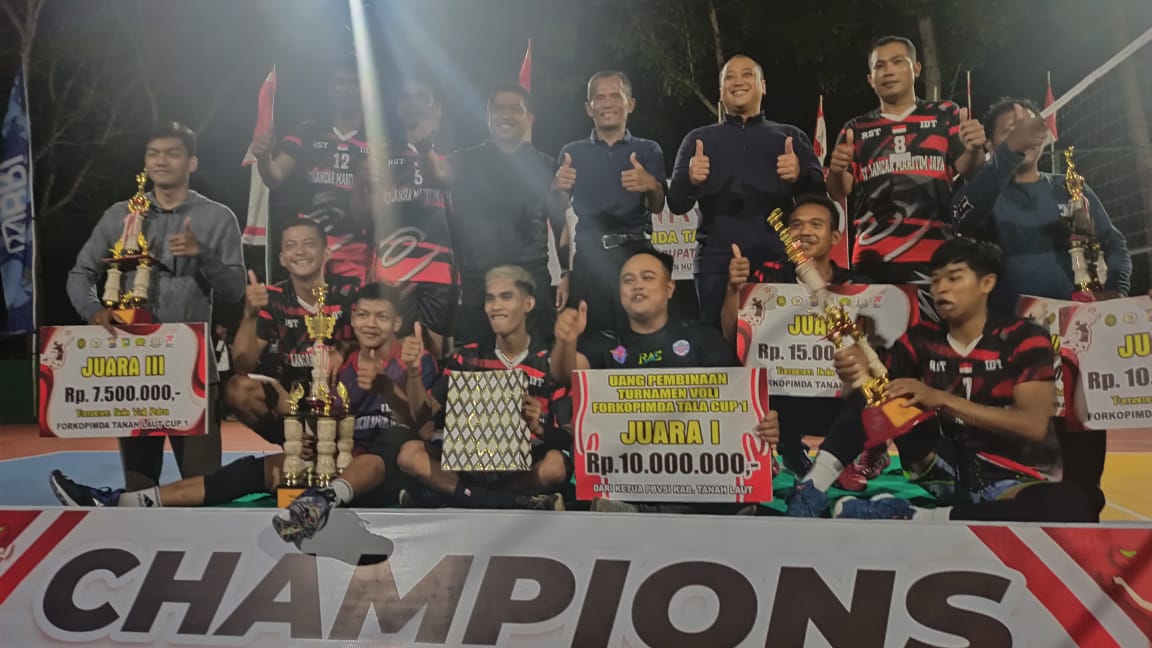 Forkopimda Photo bersama dengan Para Juara di Turnamen Bola Voli Forkopimda Cup 1 tahun 2022.