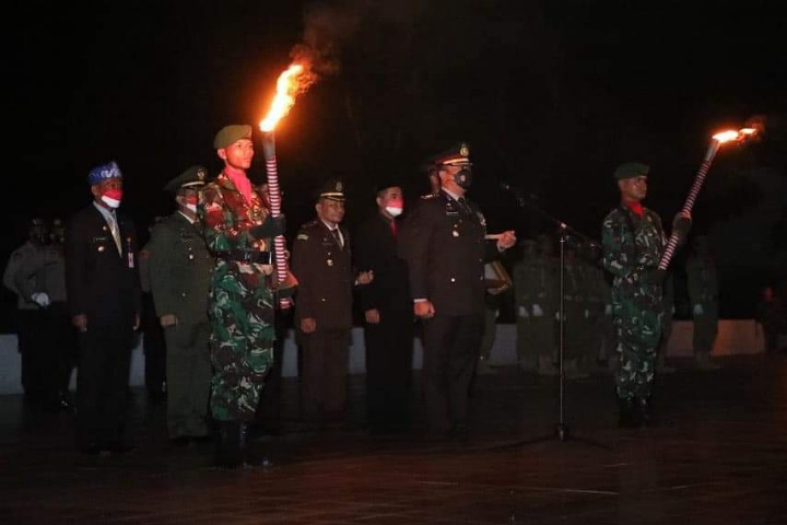 Apel Kehormatan dan Renungan Suci menjelang puncak HUT ke-77 Republik Indonesia (RI). Bertempat di Taman Makam Pahlawan Pelaihari, tepat pada pukul 24.00 WITA, Selasa (16/8/2022).
