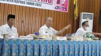 Bupati Kapuas Ben Brahim S Bahat didampingi Wakil Bupati Kapuas HM Nafiah Ibnor saat memimpin Rapat Koordinasi bersama sejumlah instansi terkait,
