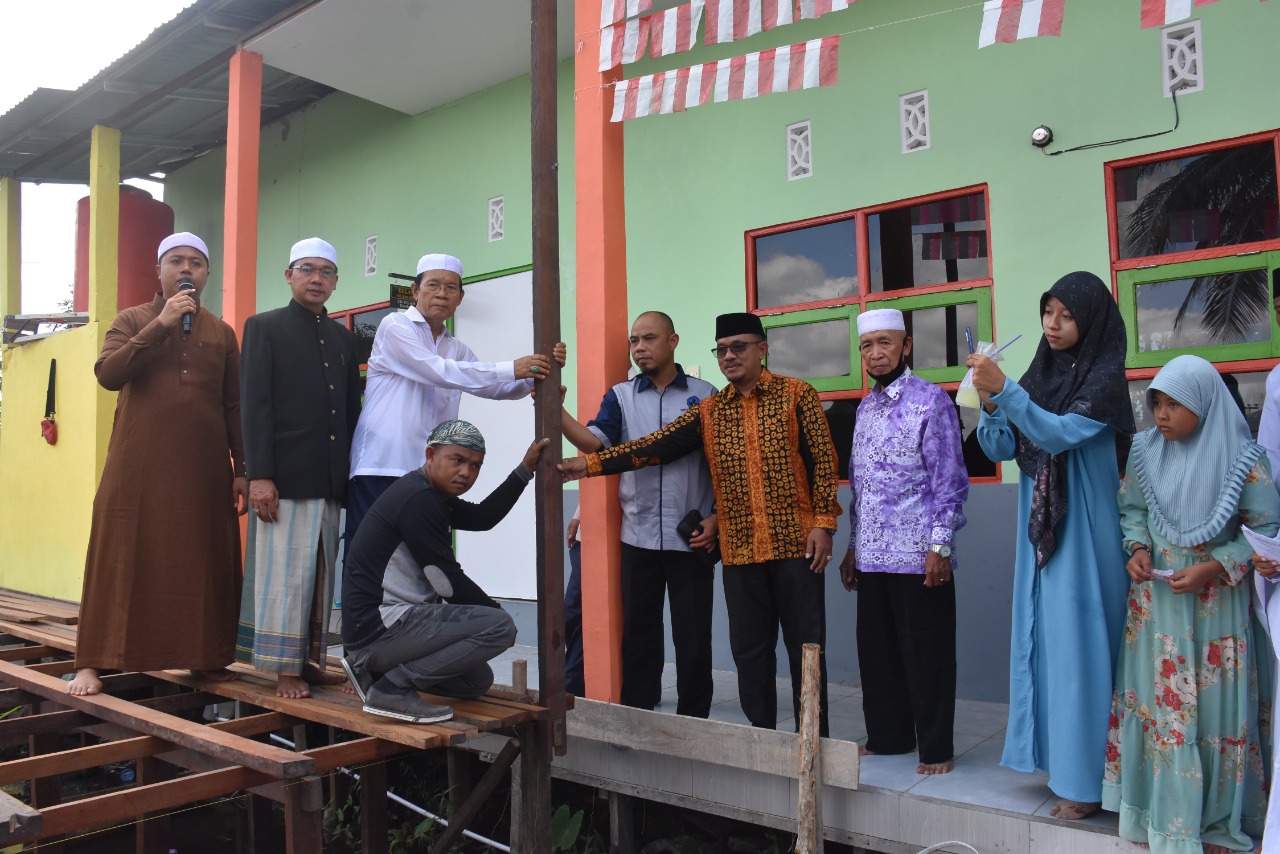 Wakil Bupati Kapuas HM Nafiah Ibnor saat menajakkan tiang bangunan SD Islam Azza bertempat di samping Halaman Masjid Riyadhul Jannah Jalan K. S. Tubun Kuala Kapuas, Minggu (21/8/2022) pagi