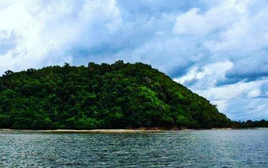 Pulau yang diyakini lokasi keberadaan kota gaib Saranjana di Kotabaru, Kalsel (Foto: Instagram/@sammyxnyder_istorya)