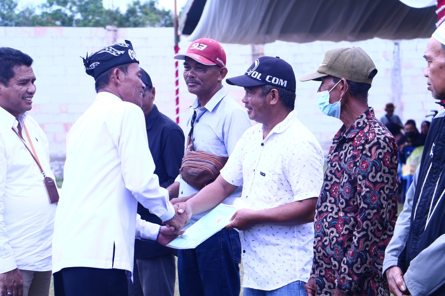 Bupati Tala HM Sukamta didampingi Kepala BPN Tala Ahmad Suhaimi, secara simbolis menyerahkan sertifikat PTSL kepada Warga.