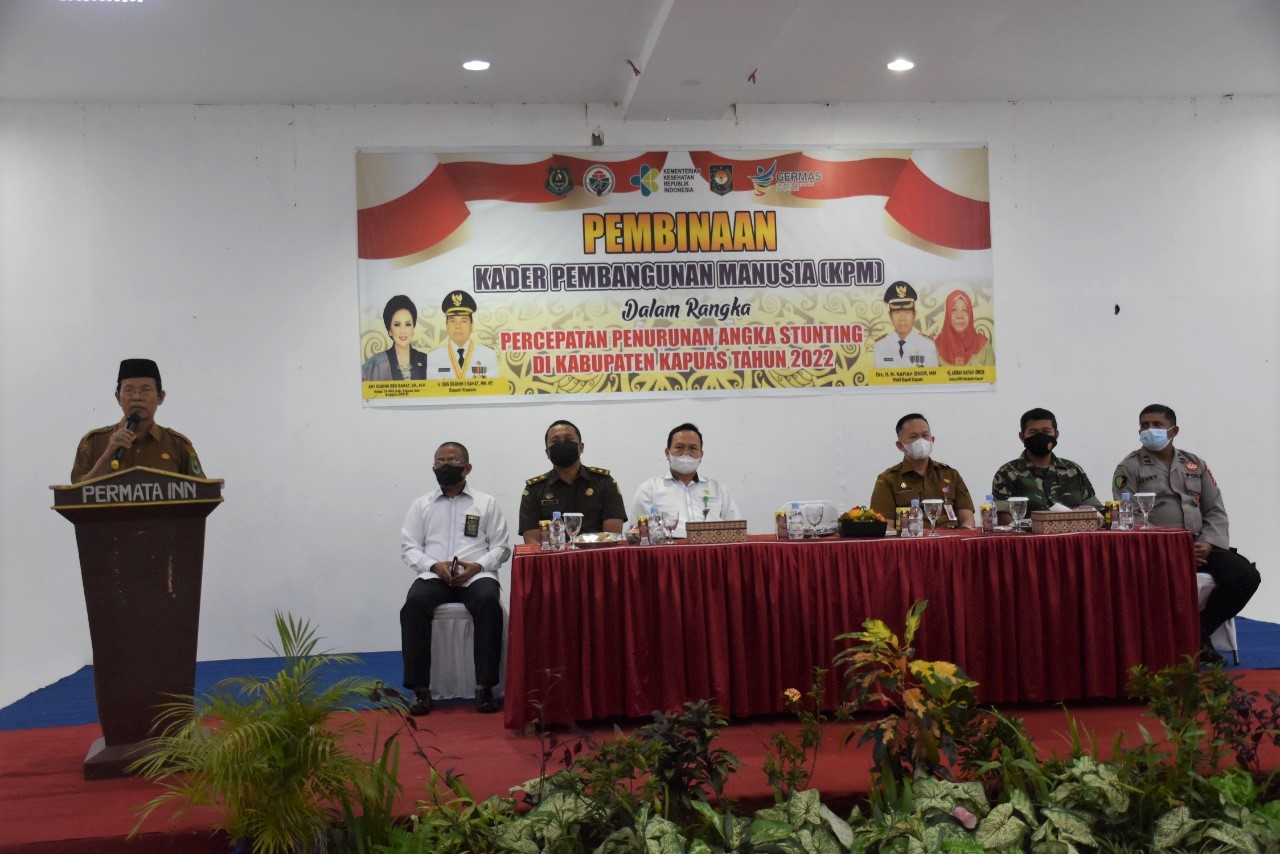 Wakil Bupati Kapuas HM Nafiah Ibnor menyampaikan sambutan tertulis Bupati Kapuas Ben Brahim S Bahat pada kegiatan Pembinaan Kader Pembangunan Manusia (KPM) Tingkat Kabupaten Kapuas, Senin (15/8/2022) pagi di Aula Hotel Permata Inn Kuala Kapuas.