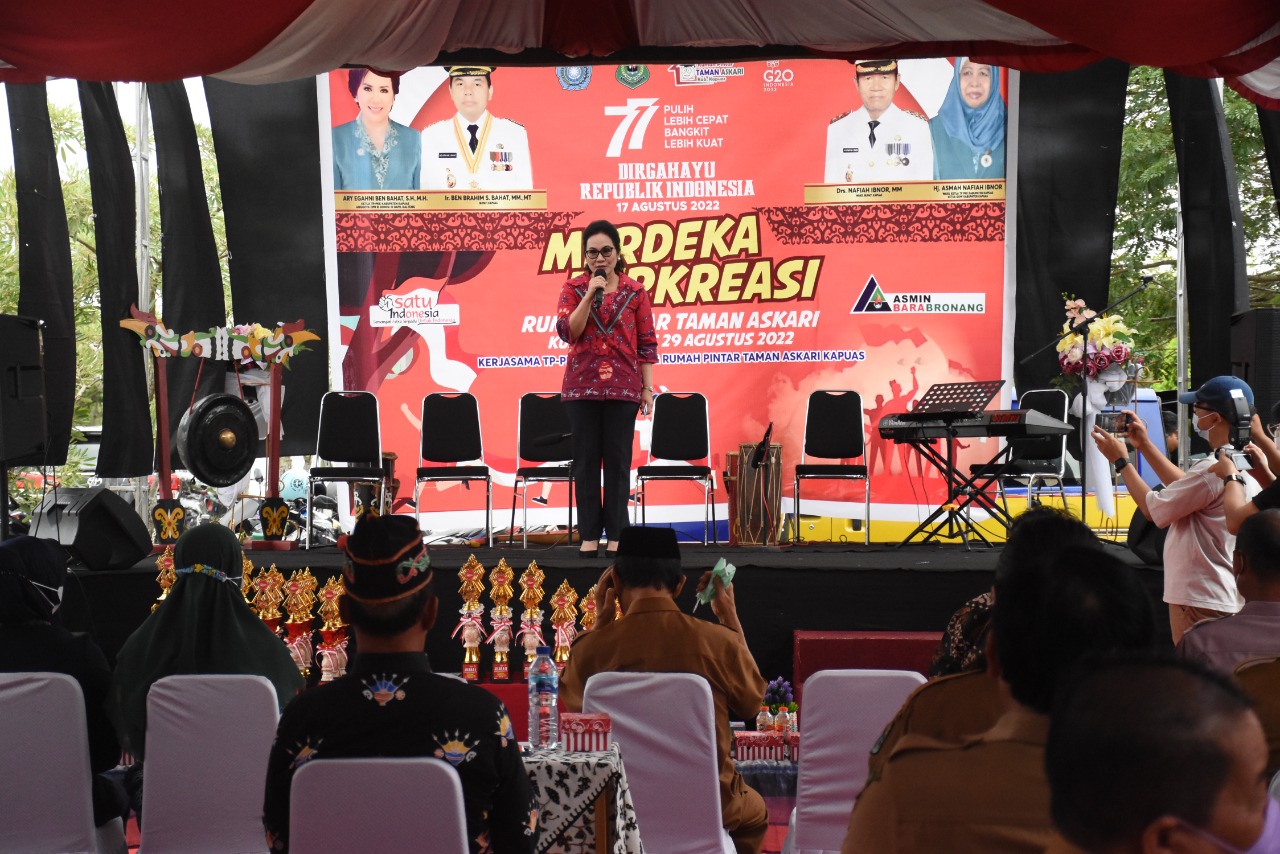 – Ketua TP PKK Kapuas yang juga Anggota DPR RI Dapil Kalteng Ary Egahni Ben Bahat, SH, MH saat memberikan sambutan pada kegiatan Lomba Merdeka Berkreasi yang dilaksanakan di Rumah Pintar Taman Askari Kapuas.