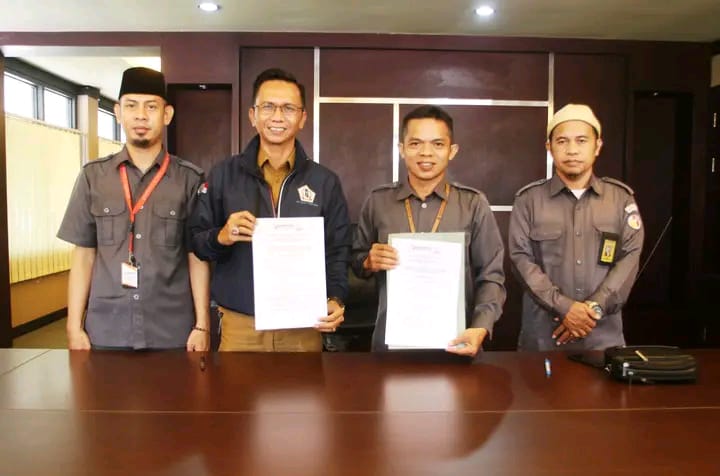 Ketua Bawaslu Kabupaten Barito Kuala, Rahmatullah Amin SHI, melakukan kesepakatan bersama (MoU) dengan Direktur LPPL Ije Jela 100 FM Hery Sasmita SSTP MAP, Selasa (13/09/2022).