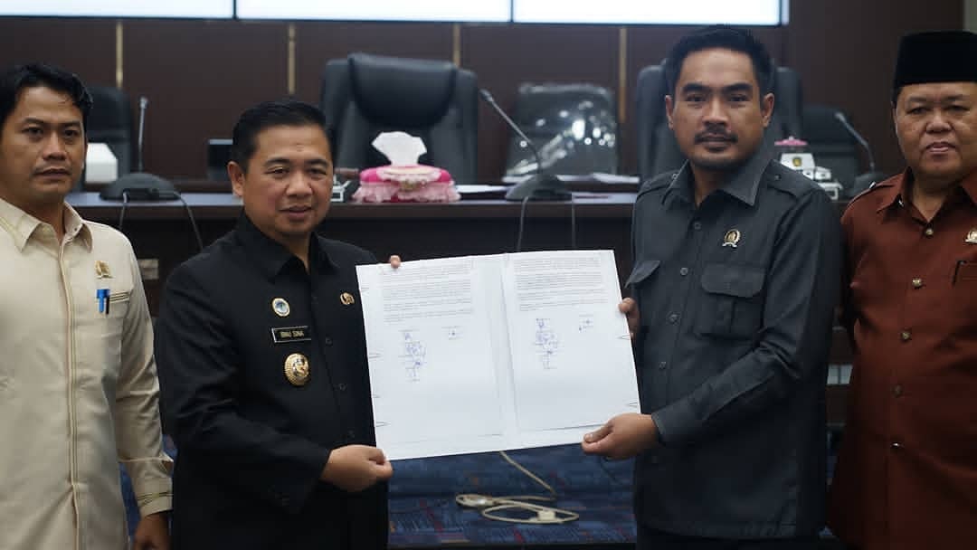 Walikota Banjarmasin, H Ibnu Sina mengikuti Rapat Paripurna Tingkat II Perihal Persetujuan Penetapan Peraturan Daerah Kota Banjarmasin tentang Perlindungan dan Pemenuhan Hak Penyandang Disabilitas, berlangsung di Ruang Rapat Paripurna DPRD Kota Banjarmasin, Kamis (1/9/2022) sore.