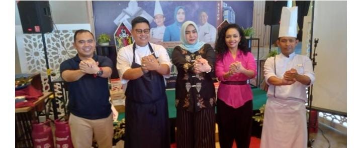 Ketua TP PKK Kabupaten Banjar Hj Nurgita Tiyas saat gelaran lomba memasak (Cooking Competition) antar kader PPK yang digelar oleh TP PKK Kabupaten Banjar, bersamaan ulang tahun ke 8 Aston Banua Hotel and Convention Center Gambut, dihotel setempat, Sabtu (10/9/2022) siang.