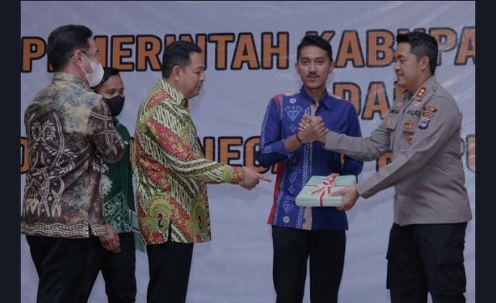 Bupati Banjar H Saidi Mansyur Terima Sertifikat Hak Pakai Pemerintah dari BPN Banjar.