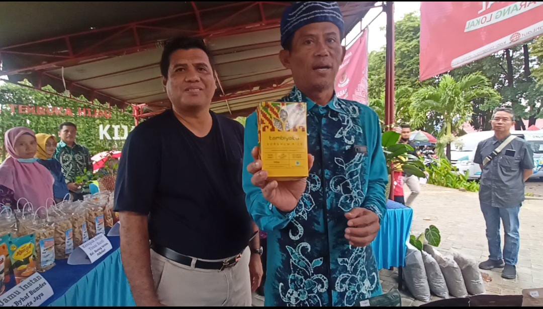 Bupati Tala di dampingi Kepala Kantor Pertanahan Tala, perlihatkan produk Sorghum hasil karya UMKM Tala sudah tembus pasar Singapura.