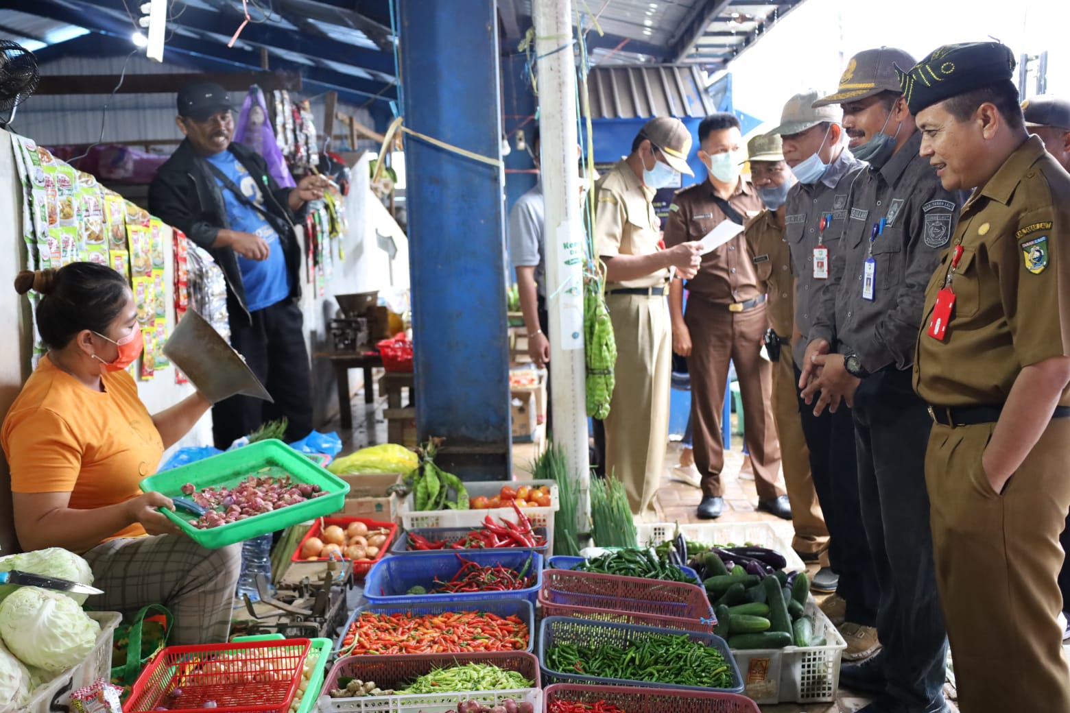 Asisten II Setda Tala bersama Forkopimda Tinjau Pasar Pelaihari, pastikan harga bahan pokok , pasca kenaikan harga BBM bersubsidi.