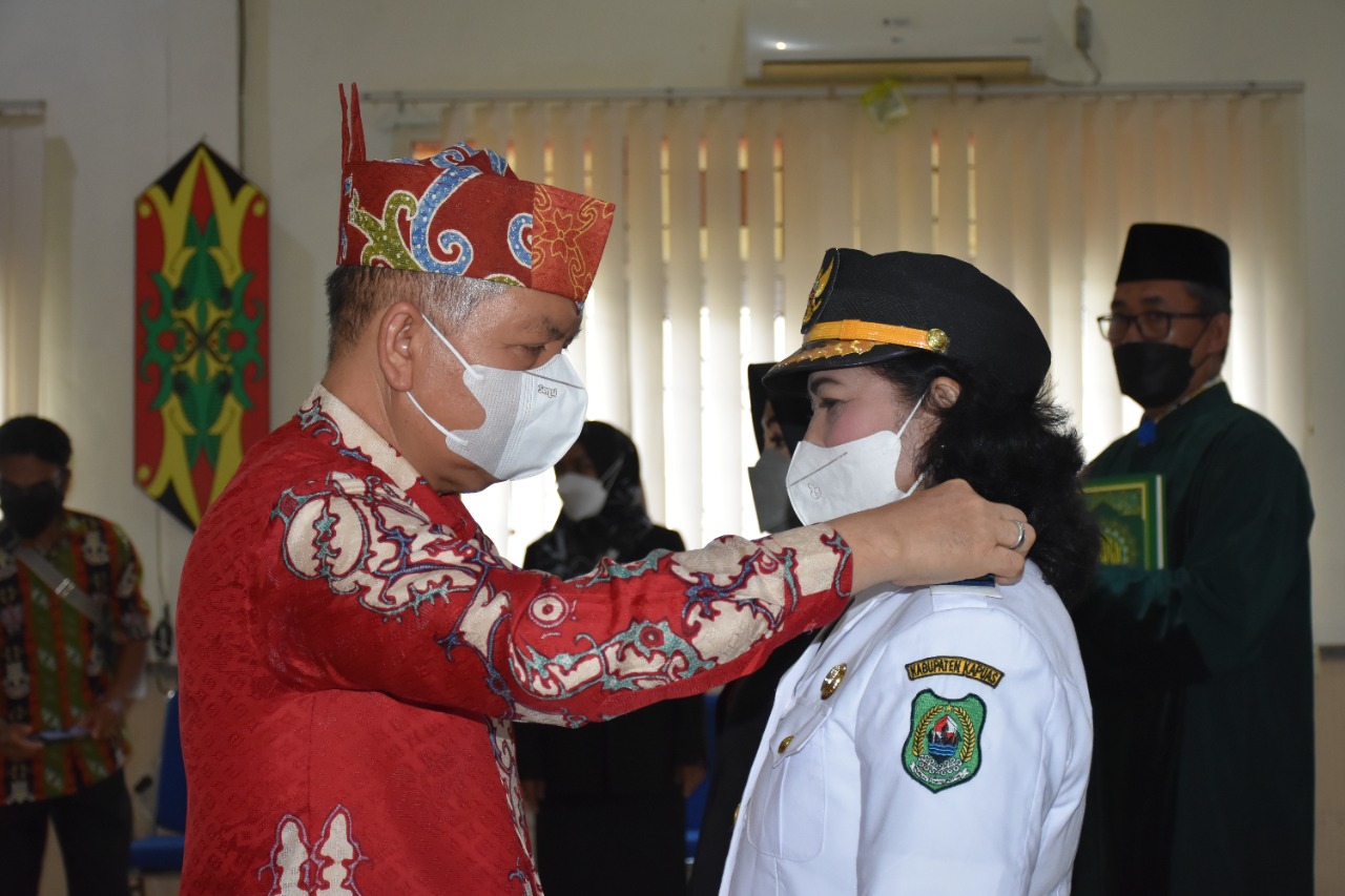 Bupati Kapuas Ir. Ben Brahim S. Bahat, MM. MT., saat Melantik dan Mengambil Sumpah Janji kepada 12 orang Pejabat di lingkungan Pemerintah Kabupaten Kapuas tahun 2022, bertempat di Aula Bappeda Kapuas.