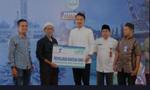 Bupati Banjar H Saidi Mansyur saat menyerahkan dana bantuan UPZ Bank Kalsel untuk kaum mesjid di Kabupaten Banjar, dihalaman Mahligai Sultan Adam Martapura, Jum'at (2/9/2022) pagi.