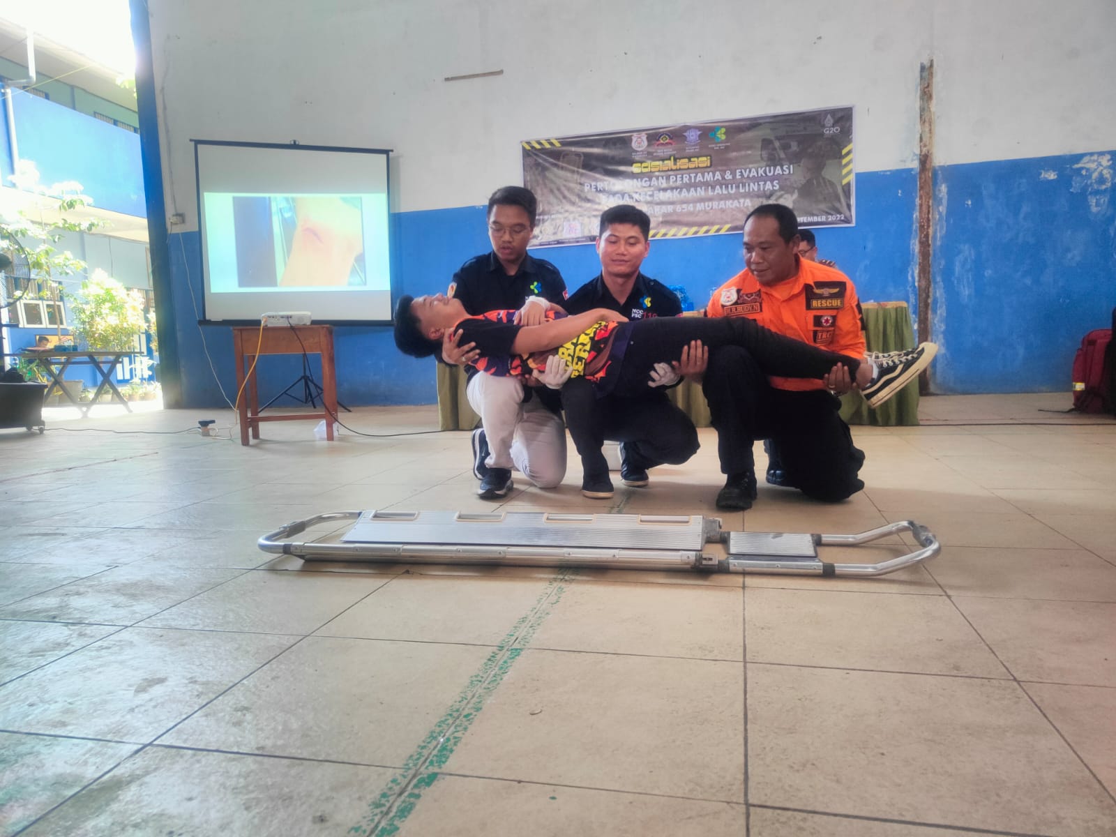 Para relawan BPK Balakar 654 HST saat mencoba mempraktikan cara mengevakuasi korban dalam kegiatan sosialisasi pertolongan pertama dan evakuasi korban lakalantas.