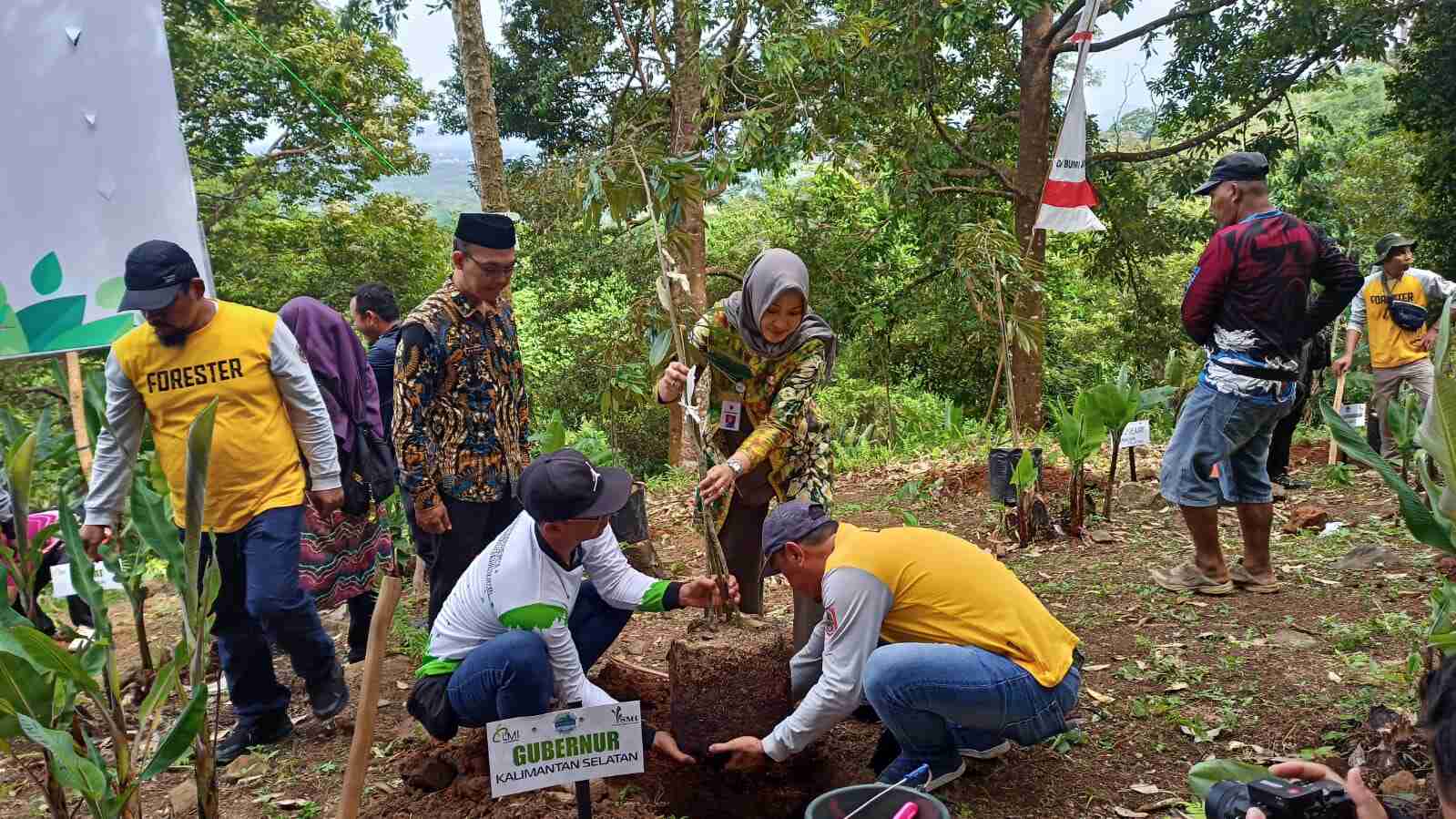 Acara penanaman dilaksanakan di Bukit Priangan, Desa Bumi Jaya, Kecamatan Pelaihari Kabupaten Tanah Laut, Kalimantan Selatan.