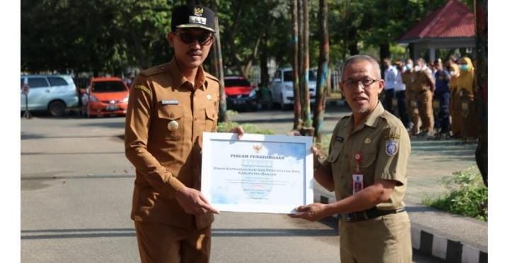 Bupati Banjar, H Saidi Mansyur dalam kesempatan ini melaksanakan penyerahan penghargaan kepada perangkat daerah sebagai SKPD Percontohan Zona Integritas, yaitu Dinas Kependudukan dan Pencatatan Sipil, RSUD Ratu Zalecha, Dinas Perpustakaan dan Kearsipan, Dinas Penanaman Modal dan Pelayanan Terpadu Satu Pintu serta Dinas Pengelolaan Keuangan, Pendapatan dan Aset Daerah.