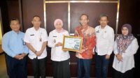 Penghargaan diserahkan KPPN Banjarmasin Tri Ananto Putro ini diterima Bupati Hj Noormiliyani AS didampingi Sekdakab Batola H Zulkipli Yadi Noor dan Kepala BPKAD Samson di ruang kerjanya, Rabu (21/09/2022).