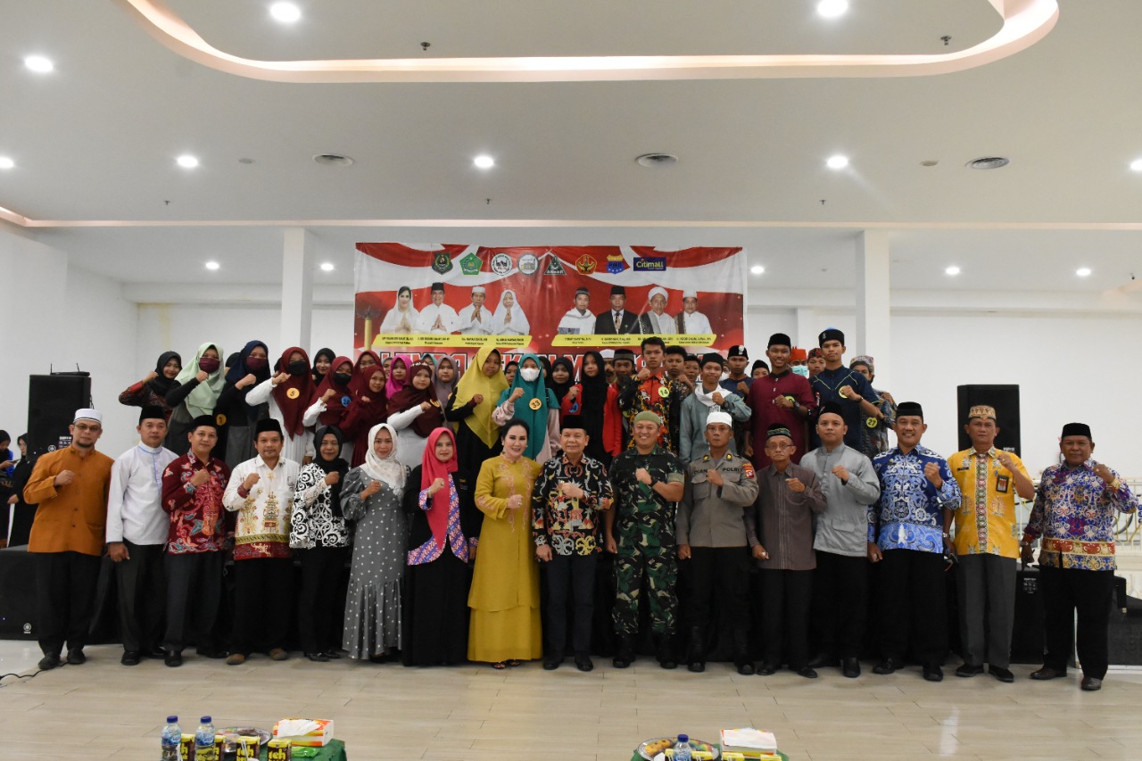 Bupati Kapuas Ben Brahim S Bahat melakukan foto bersama dengan Anggota Komisi III DPR RI Dapil Kalteng yang juga Ketua TP PKK Kapuas Ary Egahni Ben Bahat, Dandim 1011 Kuala Kapuas Letkol Kav Ferdiansyah, Asisten II Bidang Perekonomian dan Pembanguan Salman, serta para tokoh agama.