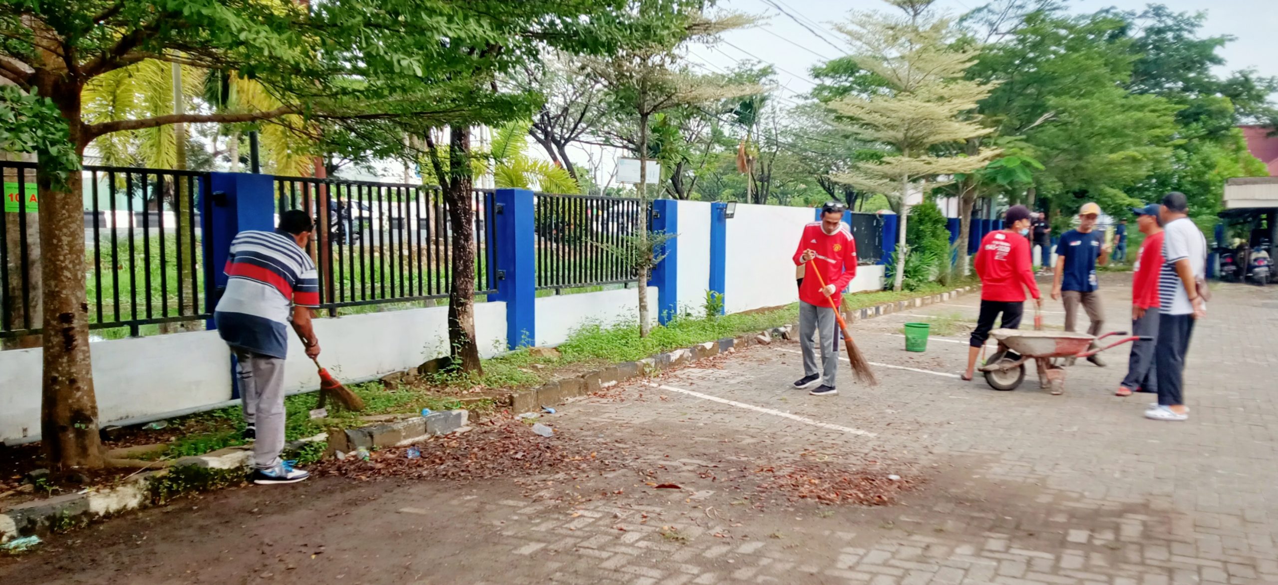 Laksanakan Himbauan Pemkab Banjar, Pemerintah Kecamatan Gambut Gotong Royong Jumat Bersih.