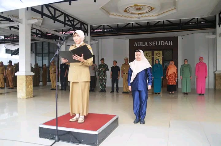 Bupati Hj Noormiliyani AS saat membacakan sambutan Menteri Perhubungan Budi Karya Sumadi pada Peringatan Harhubnas Tingkat Kabupaten Barito Kuala (Batola) di Halaman Setdakab Batola, Senin (19/09/2022).