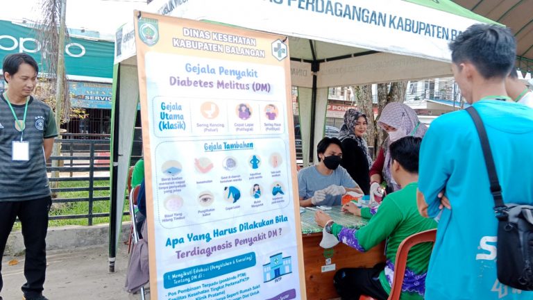 Dinas Kesehatan (Dinkes) Kabupaten Balangan berikan pelayanan pemeriksaan kesehatan secara gratis terhadap masyarakat Bumi Sanggam di acara Family Fun Day, yang berlokasi di kawasan terminal Paringin, Minggu (11/9/2022