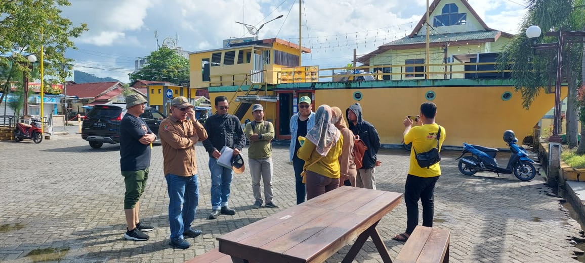 Bupati Kotabaru, H Sayed Jafar Al Idrus saat meninjau langsung pembangunan infrastruktur yang ada disiring laut, (15/10).