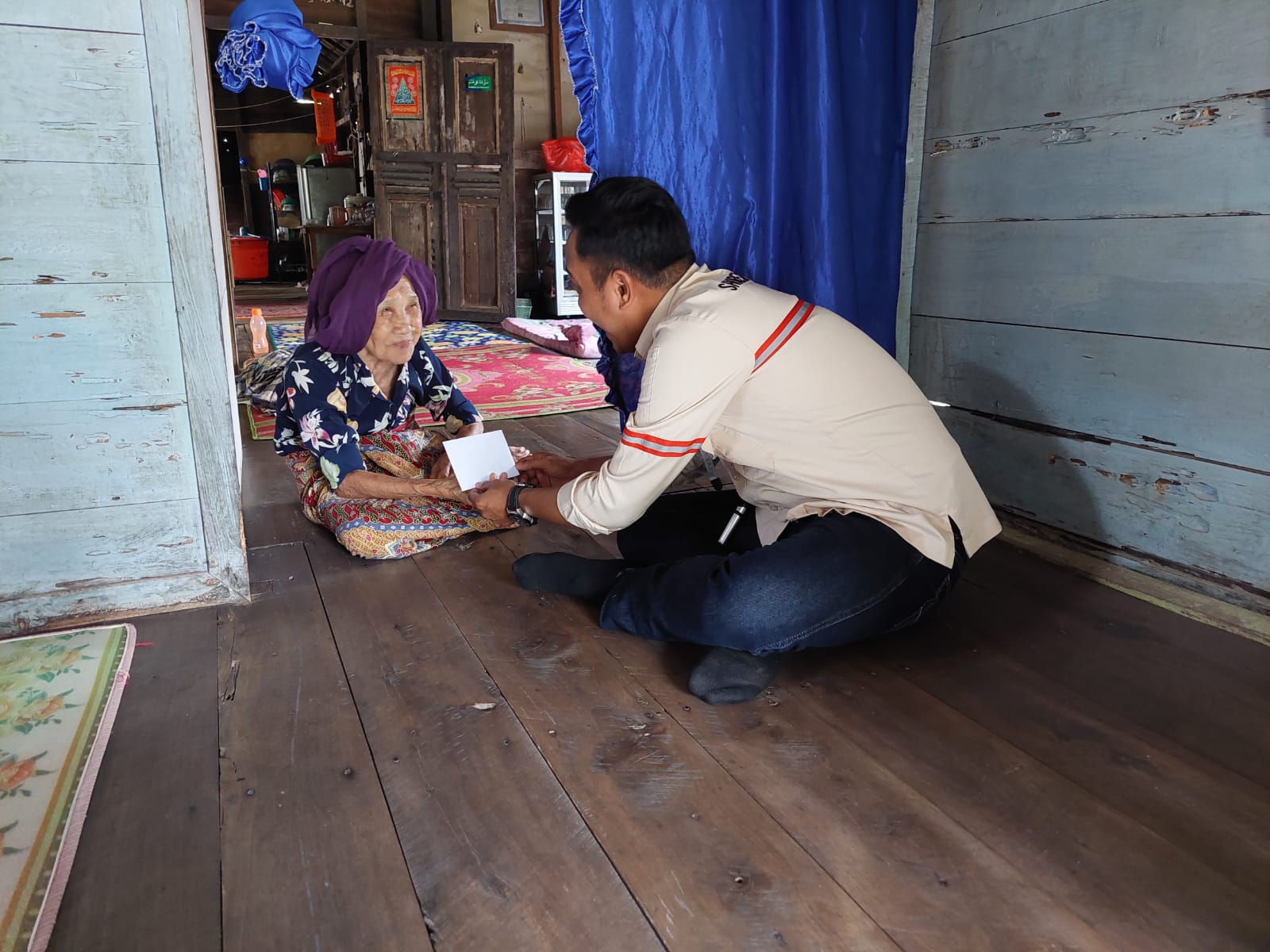 Manajemen PT Shore saat menyerahkan bantuan CSR pada Fasilitas Ibadah dan Tua Jompo di Desa Kandangan Lama.