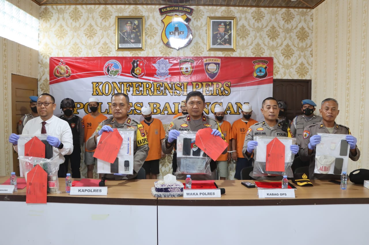 Polres Balangan menggelar konferensi pers pengungkapan kasus narkoba oleh Sat Resnarkoba Polres Balangan, di Aula Pasar Gatra Polres Balangan, Senin (23/10).