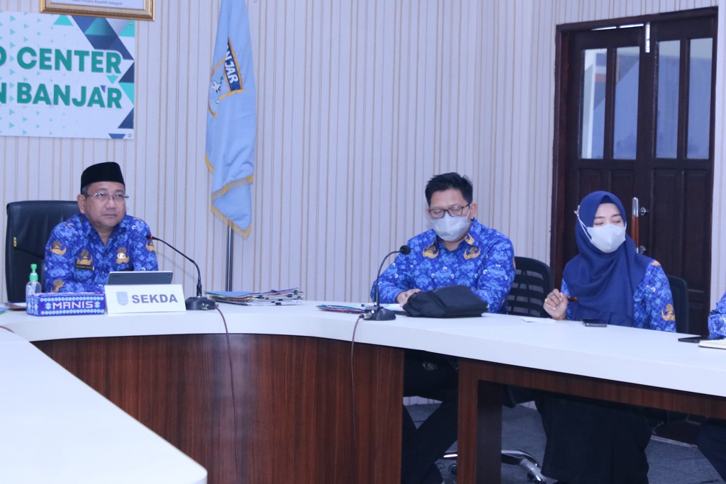 Sekda Banjar HM Hilman saat Ekpose Persiapan Penelitian Tim Terpadu Permohonan Persetujuan Pelepasan Kawasan Hutan Produksi Terbatas dan Tetap Untuk Pembangunan Bendungan Riam Kiwa, dalam rangka penanggulangan bencana alam banjir atas nama Menteri PUPR di Kabupaten Banjar Kalsel, via Zoom Meeting di Command Center Manis,Senin (17/10/2022) pagi.