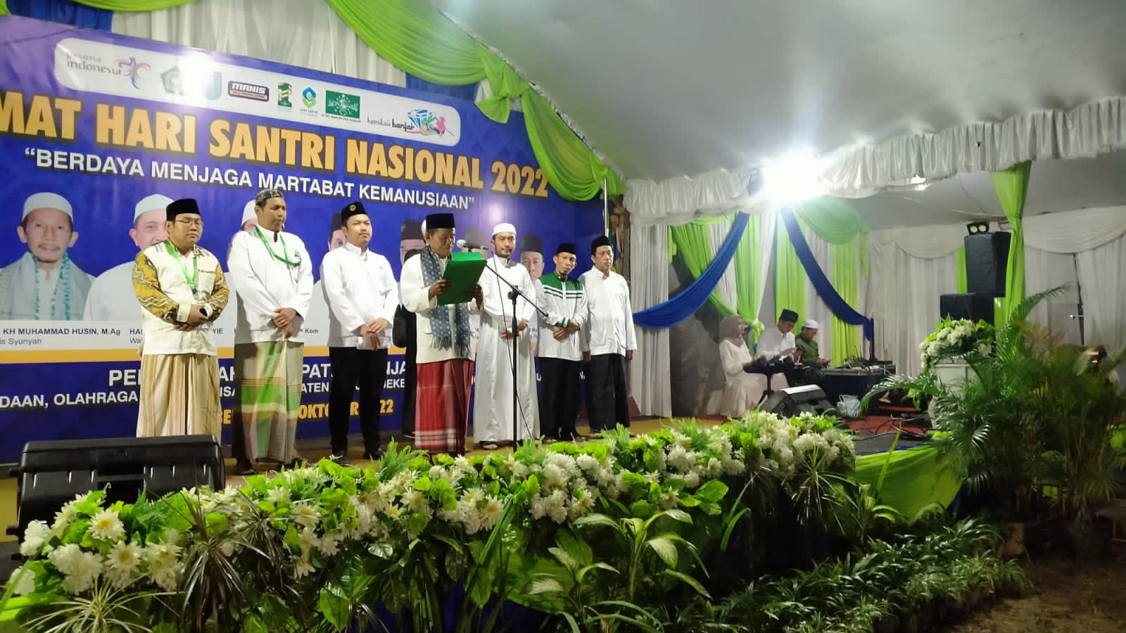 Asisten Bidang Pemerintahan dan Kesra H Masruri resmi menutup Rangkaian Peringatan  Hari Santri Nasional (HSN) Tahun 2022, di Alun Alun Ratu Zalecha Martapura, Selasa (25/10/2022) malam.