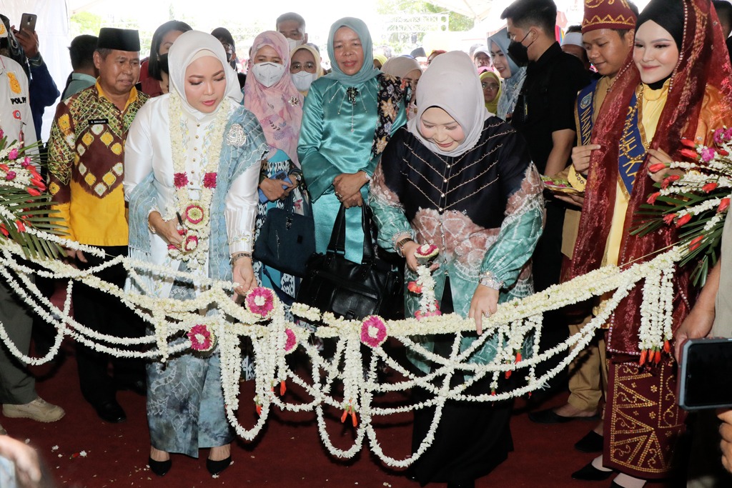 Ditandai dengan pemotongan pita, Penasihat Dharma Wanita Persatuan (DWP) Kementerian Agama RI Eny Retno membuka Kalsel Expo MTQ Nasional XXIX Tahun 2022, di Alun-alun Ratu Zalecha, Martapura. Rabu (12/11/2022) pagi.