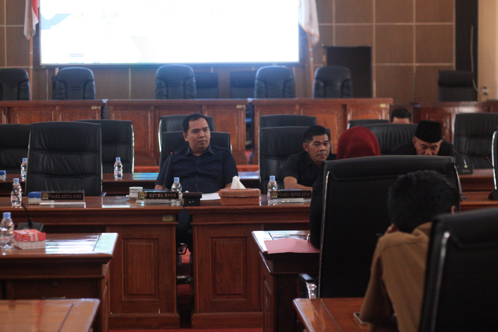 Para pedagang mengadu ke DPRD Balangan melalui RDPU terkait rencana relokasi aset milik pemerintah daerah Balangan, berupa fasilitas pusat jajanan serba ada dan sejumlah pedagang serta pengguna hak pakai kios pujasera. Di ruang sidang Paripurna DPRD Balangan, Kecamatan Paringin Selatan, Senin (26/9/2022).