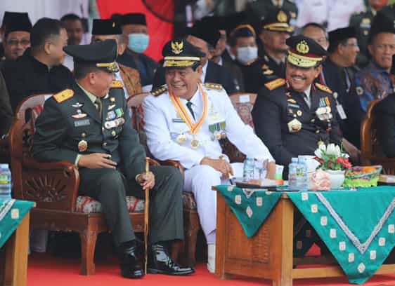 Gubernur Kalimantan Selatan H Sahbirin Noor saat berbincang dengan Danrem 101 Antasari Brigjen TNI Rudi Purwito dan Kapolda Kalsel Irjen Polisi Rikwanto Dalam Peringatan HUT TNI ke 77.
