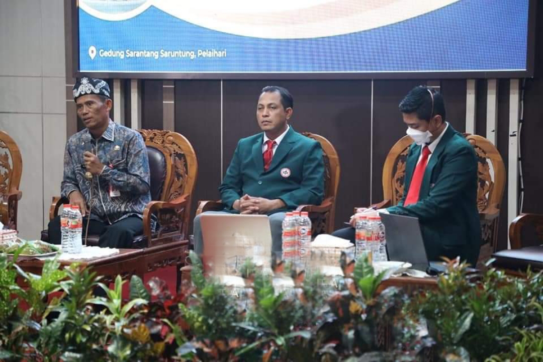 Bupati Tala HM Sukamta memakai baju batik didampingi Ketua IDI Provinsi Kalsel dr. Sigit Prasetiya Kurniawan dan Ketua IDI Cabang Tala dr. Irwan Setiawan Syah.