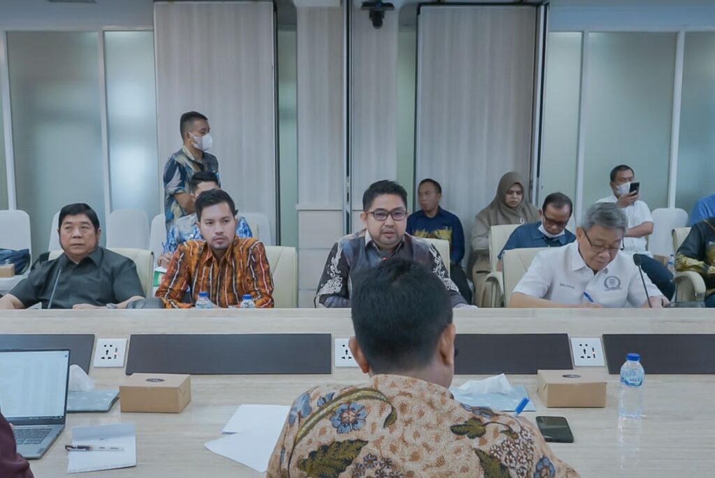 Ketua Komisi II DPRD Provinsi Kalsel, Imam Suprastowo dalam kunjungan kerja Komisi II ke Kantor Kementerian Kelautan dan Perikanan RI di Jakarata pada Jumat, (07/10) pagi, yang didampingi secara langsung oleh Wakil Ketua DPRD Provinsi Kalsel, M. Syaripuddin, S.E., M.A.P.