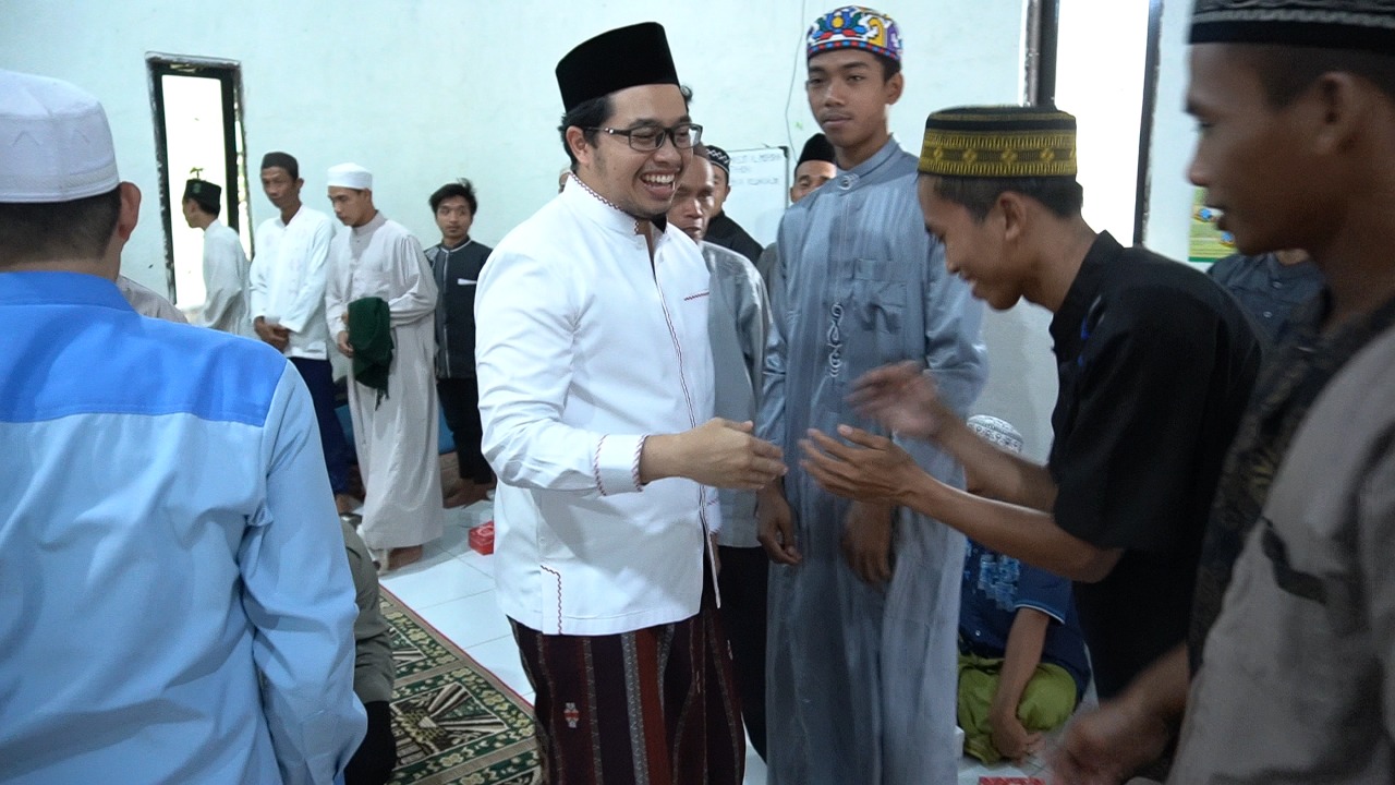 Bupati HST H Aulia Oktafiandi saat tegur sapa dengan masyarakat Desa Pambakulan.