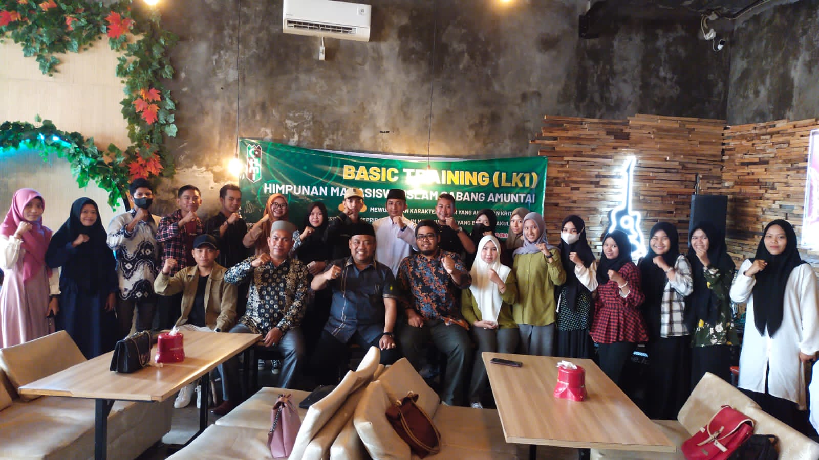 Foto Bersama HMI Cabang Amuntai pada pembukaan Basic Training
