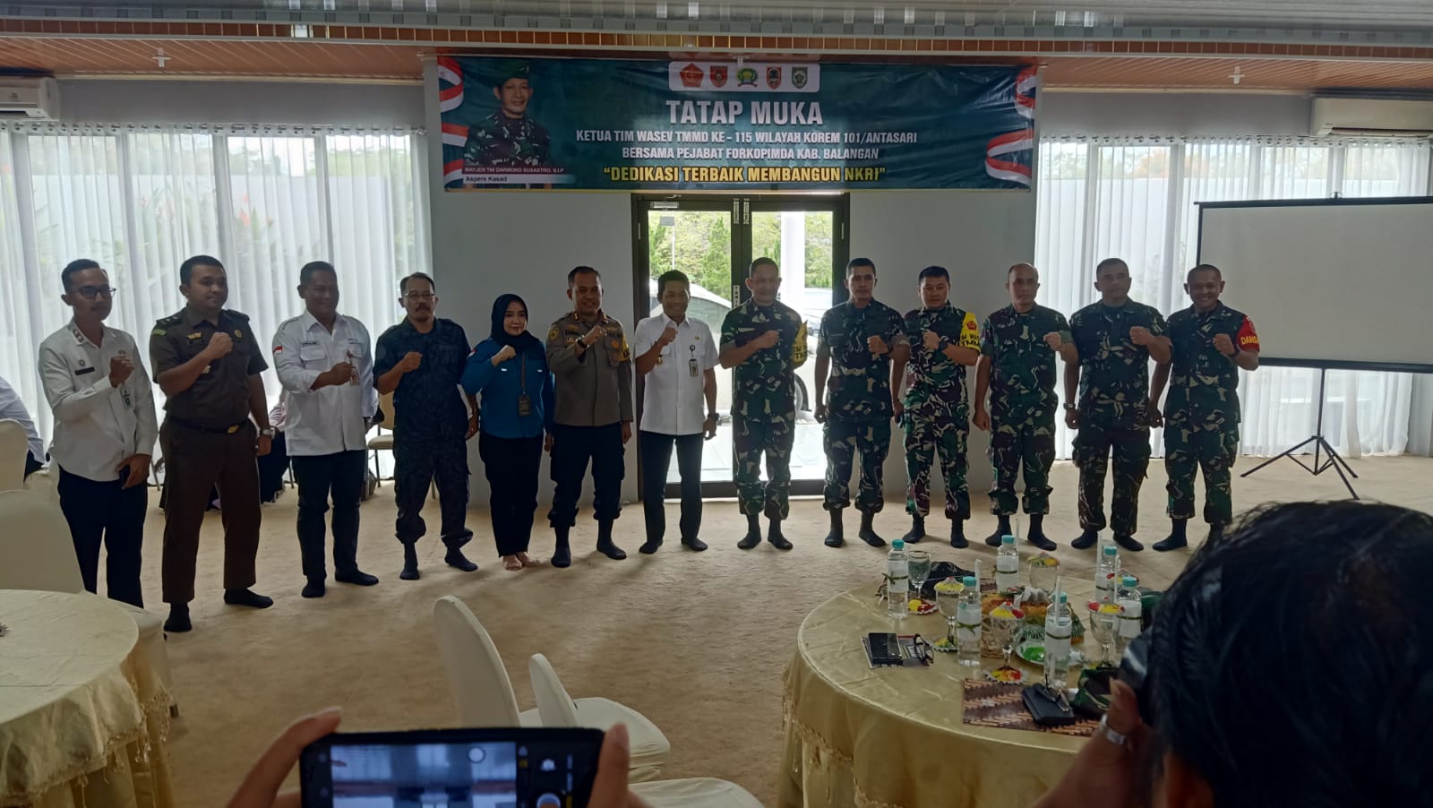 Forum Koordinasi Pimpinan Daerah (Forkopimda) Balangan menerima kunjungan kerja Aspers Kasad Mayjen TNI Darmono Susastro, beserta rombongan dalam rangka Pengawasan dan Evaluasi (Wasev) TMMD ke-115 Kodim 1001/HSU-Balangan, di Aula Kediaman Bupati Balangan, Rabu (26/10).