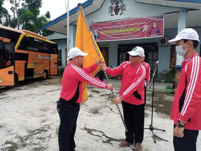 Penyerahan bendera kontingen oleh Sekretaris Kesbangpol Kapuas Drs Abdul Hamid kepada pimpinan rombongan di halaman Kantor Kesbangpol Jalan Pemuda Kuala Kapuas, Kamis (27/10/2022) pagi.