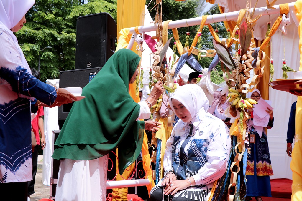 Tradisi Baayun Maulid.